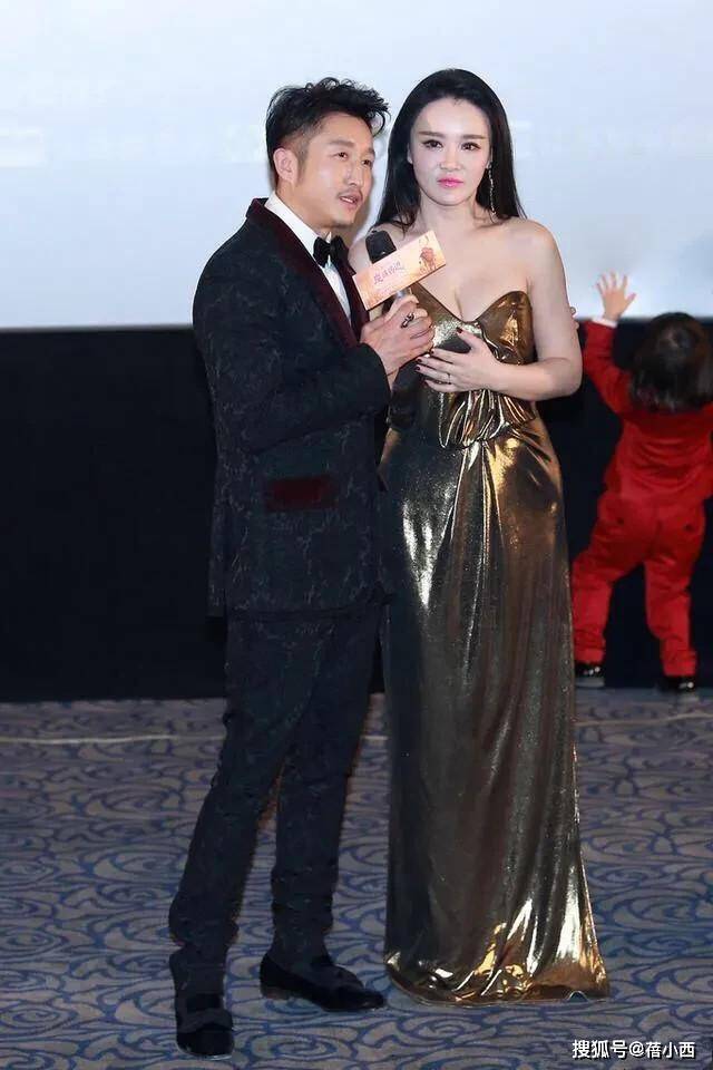 金色|冉莹颖身穿“液体裙”亮相,单肩吊带尽显好身材,看起来雍容华贵