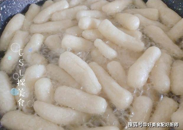因为|这才是糯米粉好吃的做法,开水一烫,香甜酥脆,做法简单