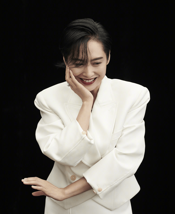 服装|年纪大的女人穿衣可以凉快点,朱茵的搭配造型,看着性感还不低俗