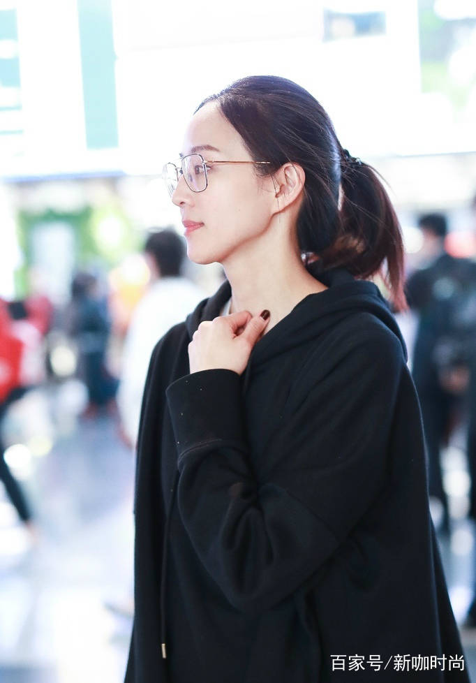 女神|素颜才是检测颜值真标准！张钧甯黑色卫衣配眼镜，气质大方出众