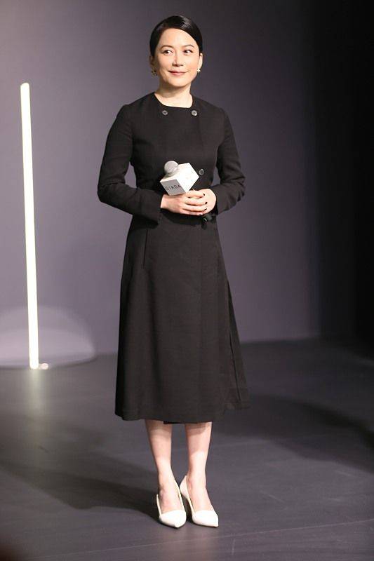 裙子|俞飞鸿穿紧身裙勒出麒麟臂，发福成了大妈，但整个人气质优雅！