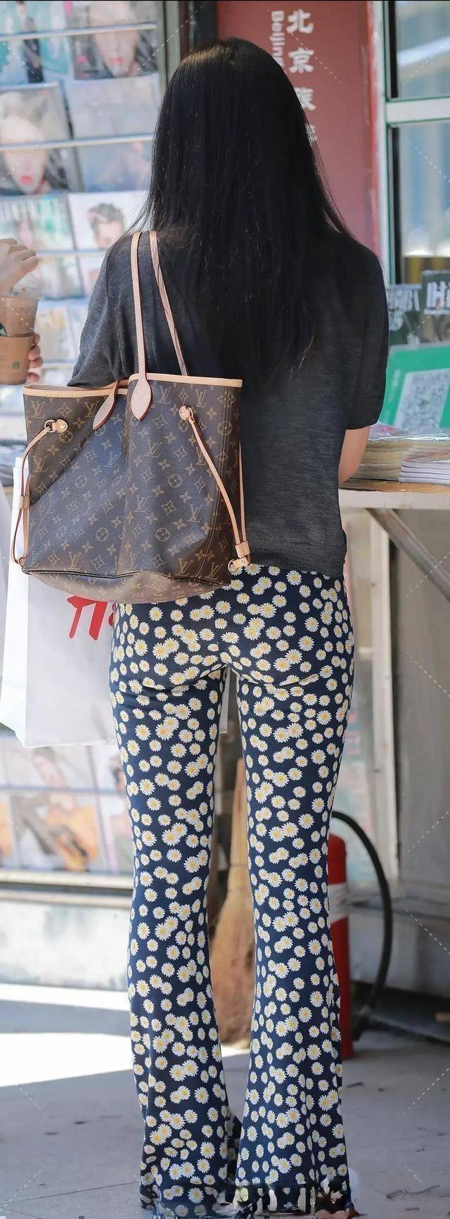 黑色|“宝妈”一字肩上衣搭配短裤引领时尚潮流