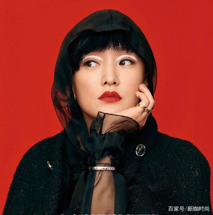 发型|剪短发的周迅才是颜值杀器,分别搭红白黑上阵,44岁阿姨秒变少女