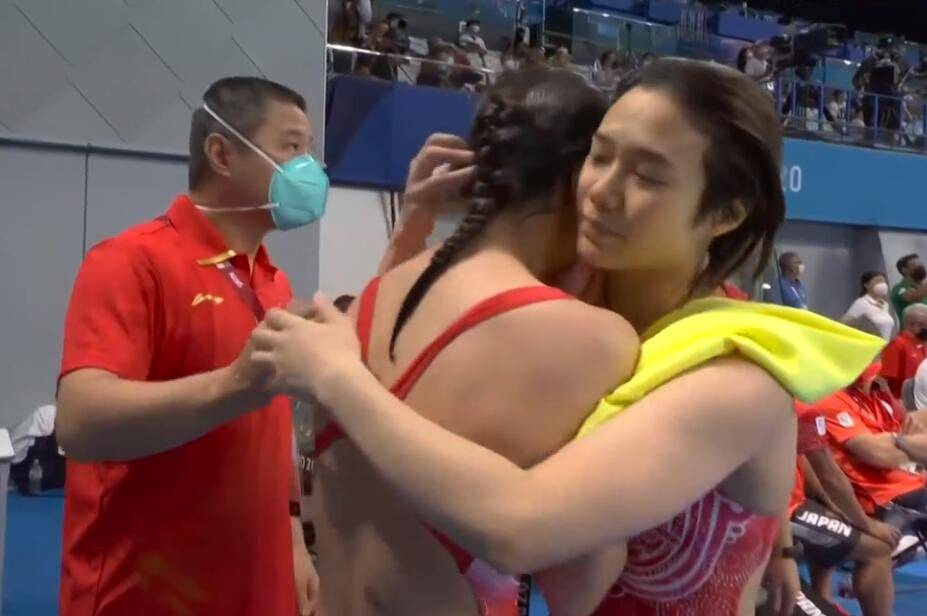 苦熬3届奥运终收获首金!施廷懋暖心拥抱激动流泪的搭档