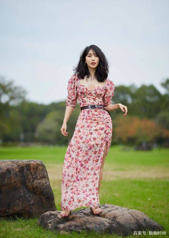 样式|李菲儿初夏Look学起来，方领碎花裙演绎浪漫风情，欧式高级感满分
