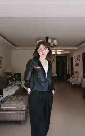 脸部|牛莉素颜落落大方，皱纹丛生但看着真实舒服，快50还有马甲线!