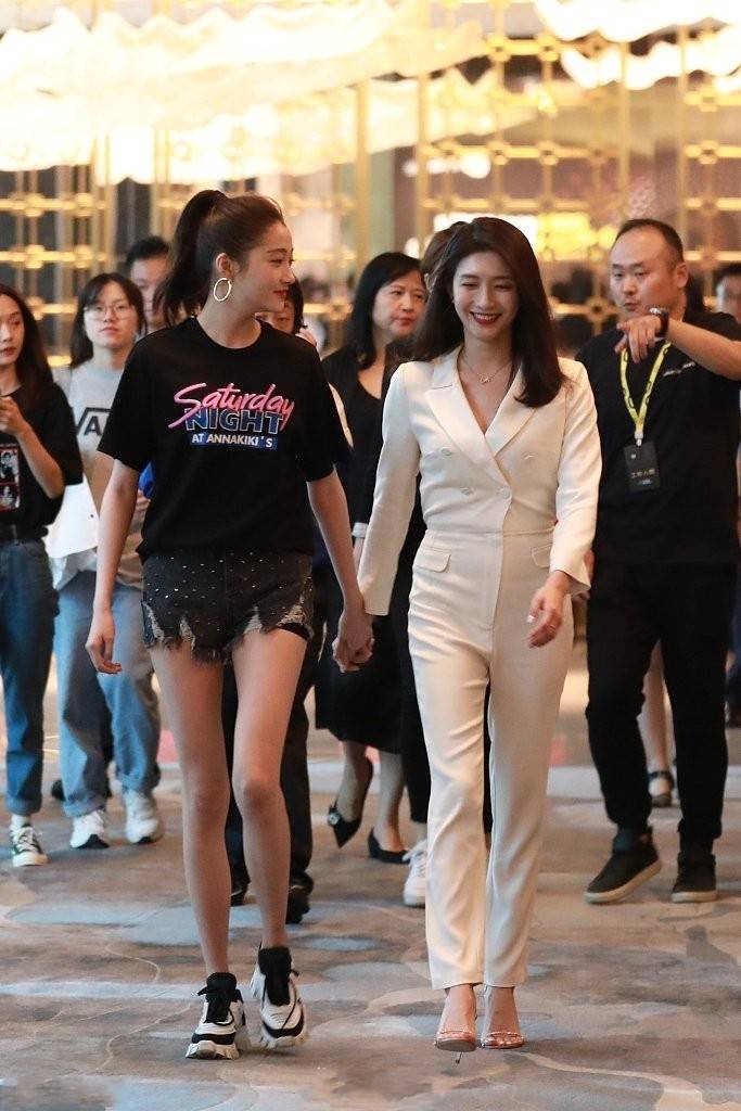 杀手|关晓彤真是合照杀手，江疏影和她同框都没赢，格格穿短裤腿太长