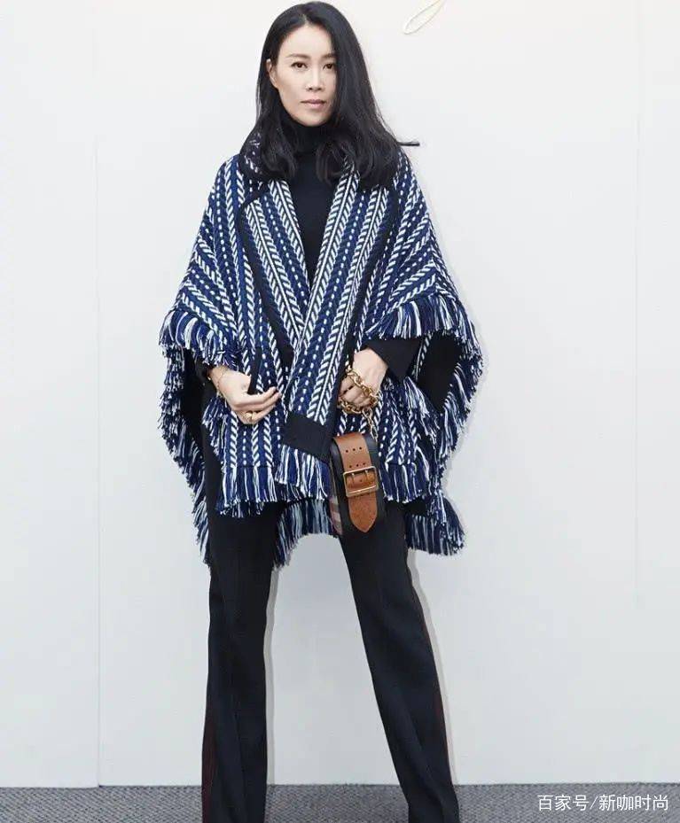 后背|那英越老越前卫，另类西服叠穿后背还“剪洞”，让人直呼看不懂