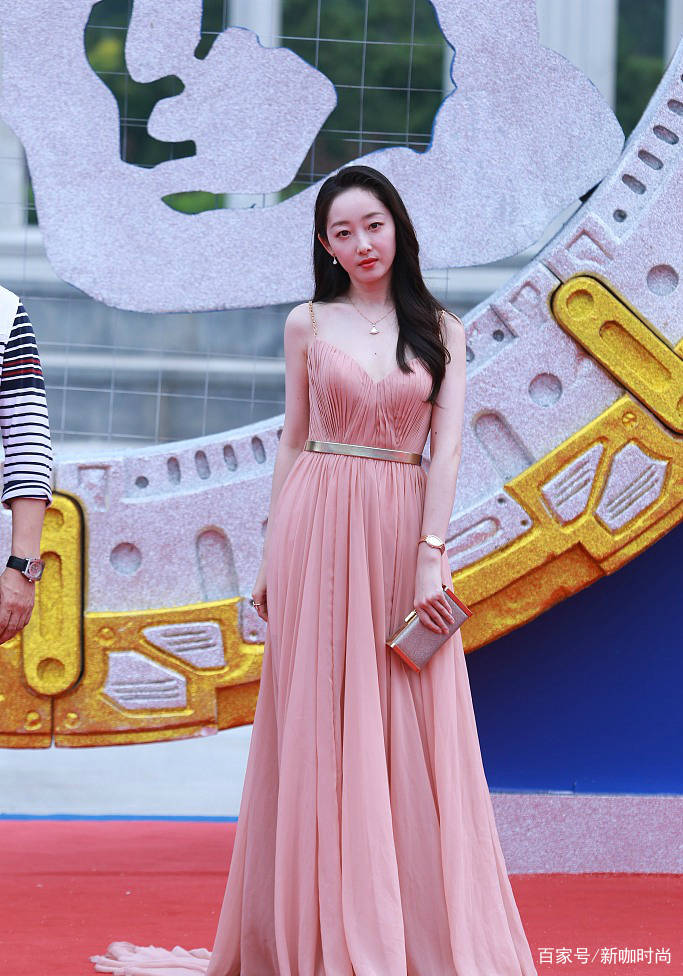 黑色|成龙电影周女星齐斗艳,刘亦菲佟丽娅风情各异,徐帆张蓝心拼过头