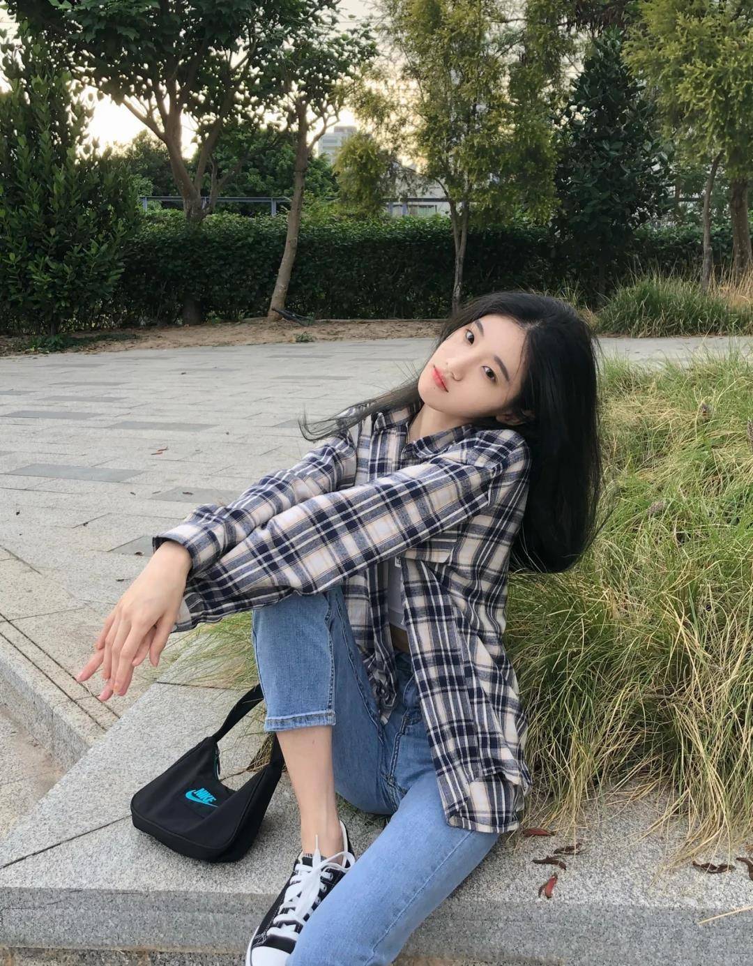 进行|青春靓丽的小姐姐,时尚穿搭紧身吊带配牛仔裤,尽显气质女神范