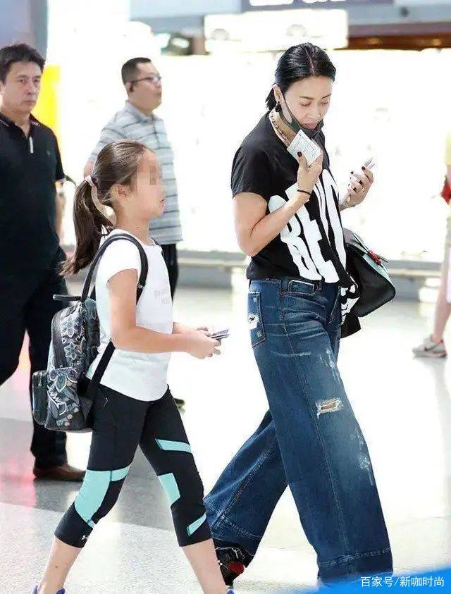样式|那英演绎别样时尚,简约黑T搭超宽牛仔裤,居然意外显腿长