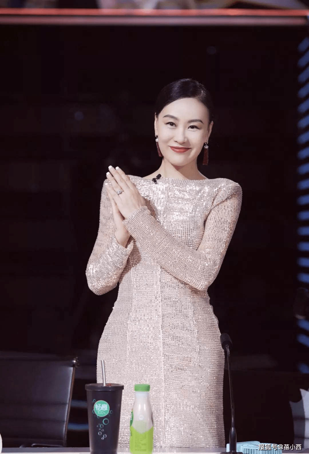 身材|邬君梅年过半百气质更惊艳，穿玫红色连衣裙也不俗气，自带高级感