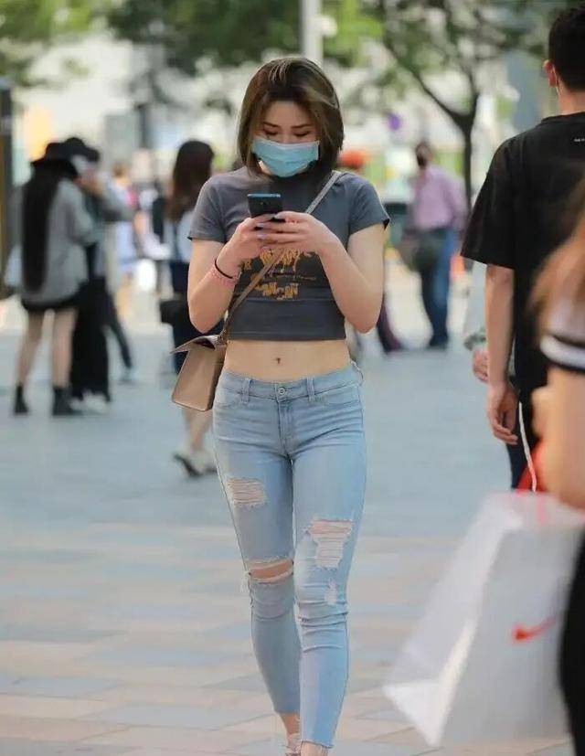 饱和度|黑色修身长袖搭配黑色紧身打底裤,成熟知性风,还非常优雅