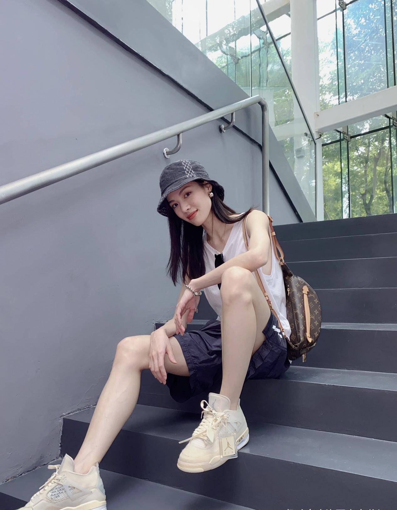 身材|钟楚曦拍照太刻意了，穿吊带紧身裙躺地上扭成S型，但身材没话说