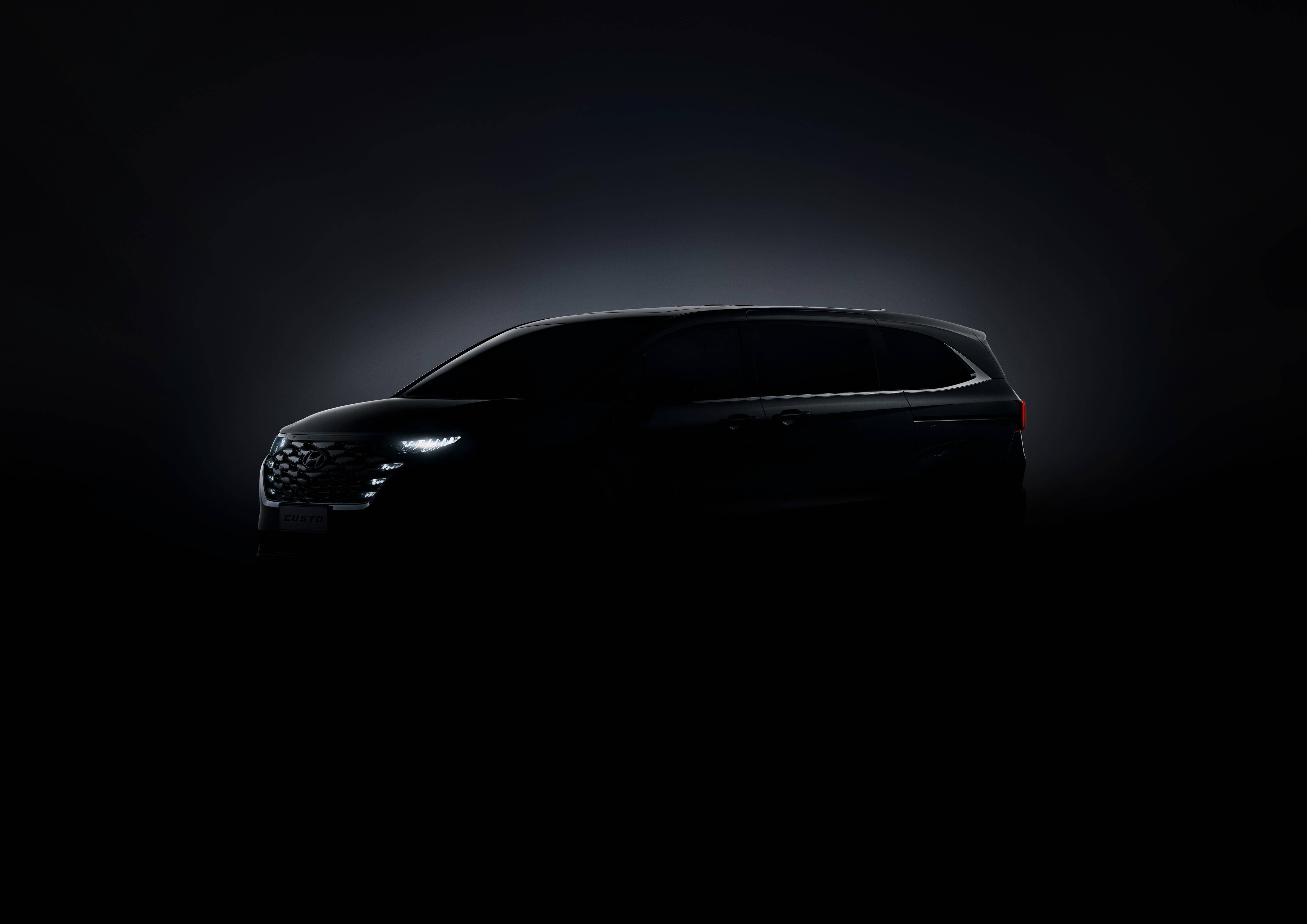 车尾同样延续了时尚跨界元素,尾部设计采用大面积黑色护板装饰,细条形