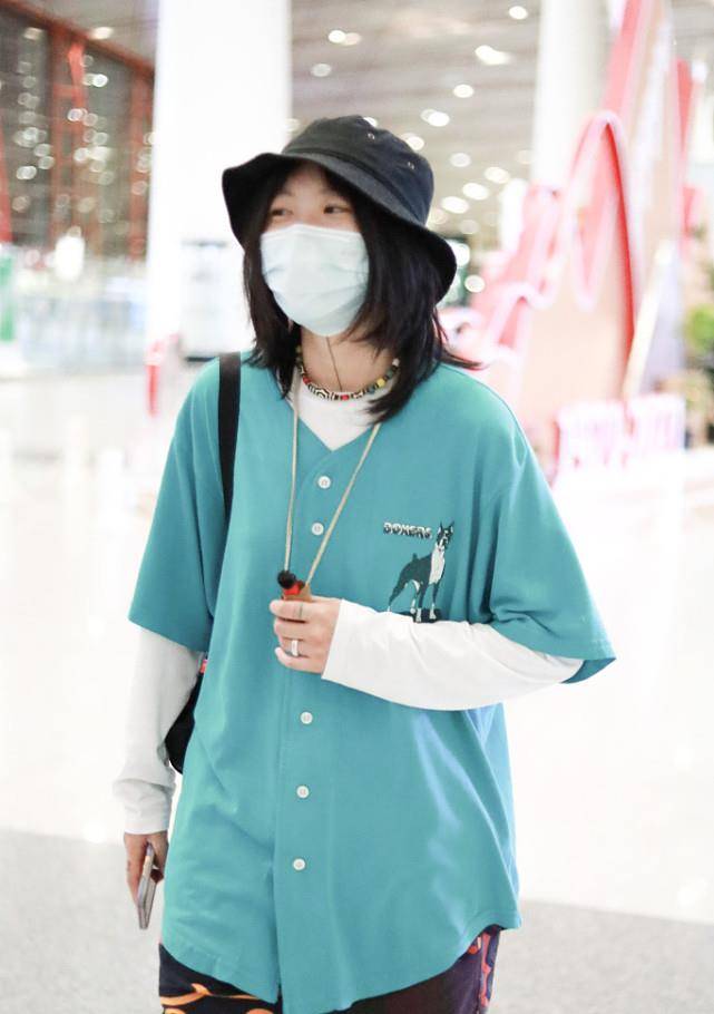 长发|窦靖童的时尚和王菲差得有点多,虽然留了女人的长发,却少了韵味