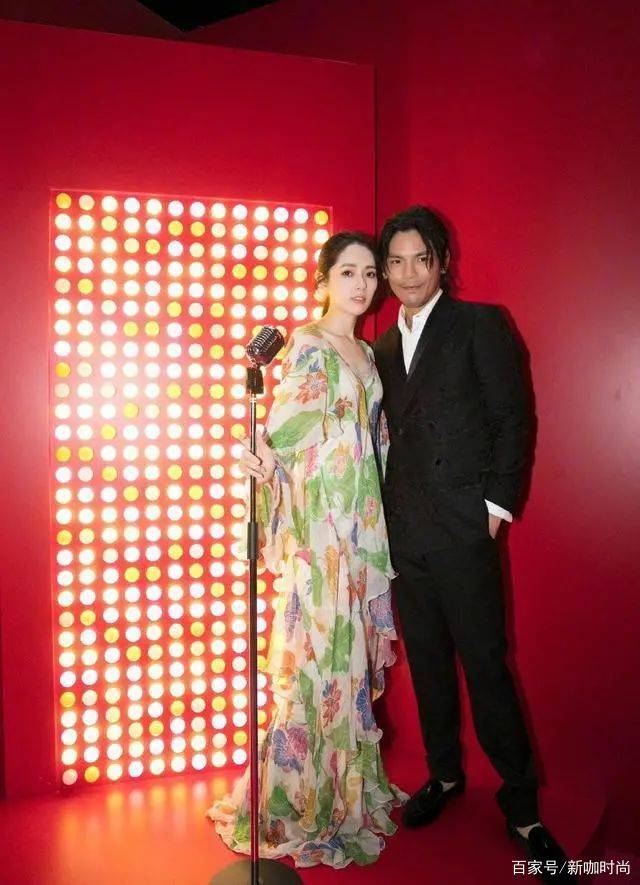 女神|郭碧婷气质太“仙儿”，穿飘逸花裙温柔又大气，女神范妥妥的！