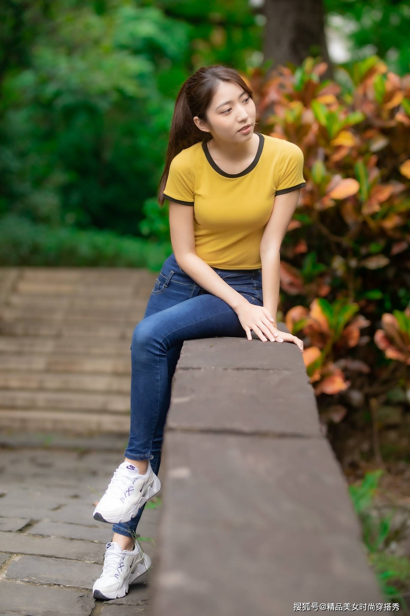 整体|蓝色紧身牛仔裤，十分的简约百搭，展现出完美的身材曲线