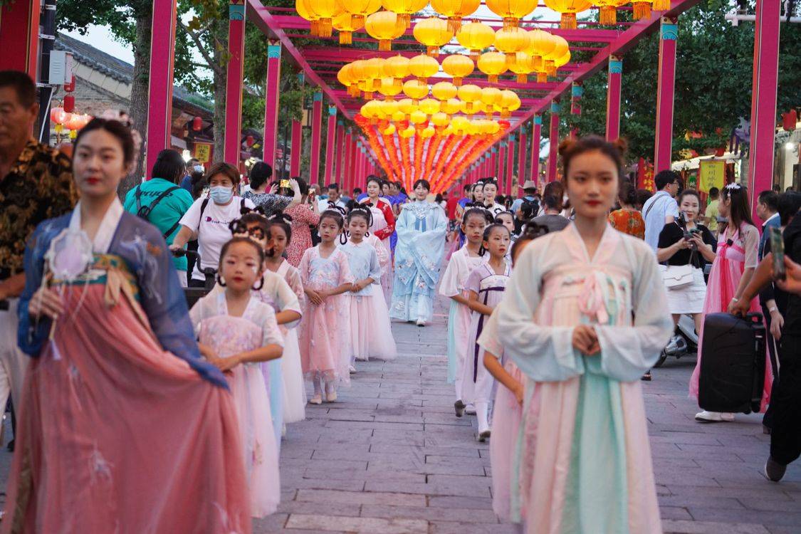 旅行|山海关夏日旅行全攻略，古城秒变不夜城，各种演出，夜秀齐登场