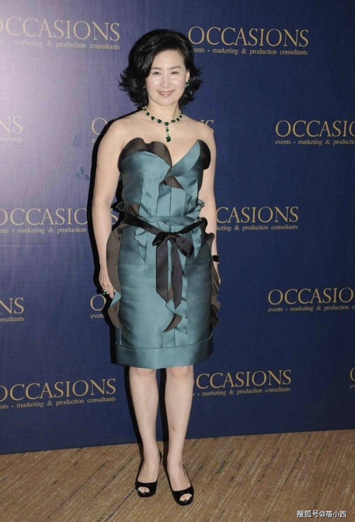 一手|何超琼不愧是赌王一手带大的女儿，穿亮片裙戴皇冠，像个大公主