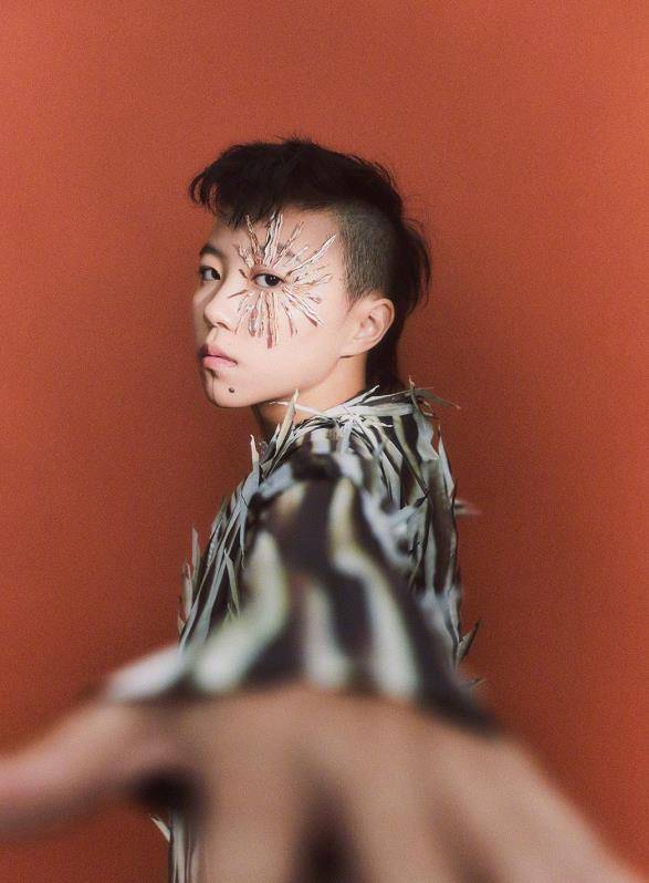 卫衣|窦靖童的时尚让人不想评价,穿得比“阿姨”还花花,一般人难接受