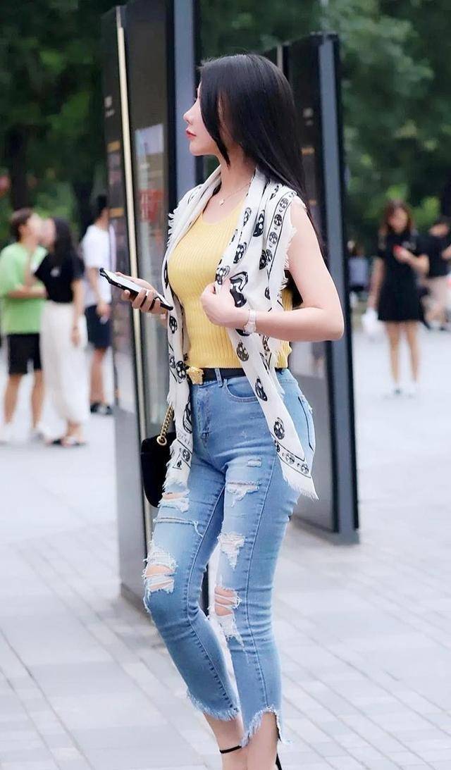 显得|黑色的紧身裤，结合一双亮色高跟鞋，依旧那么亮眼