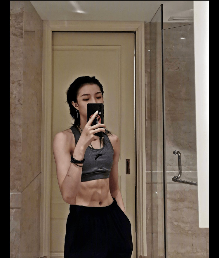 46岁浑身肌肉美过17岁少女,干这行的人均铁血仙女?