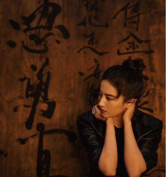 服装|“酷飒”风格正流行，刘亦菲的国风时尚，看着就有一种青春活力感