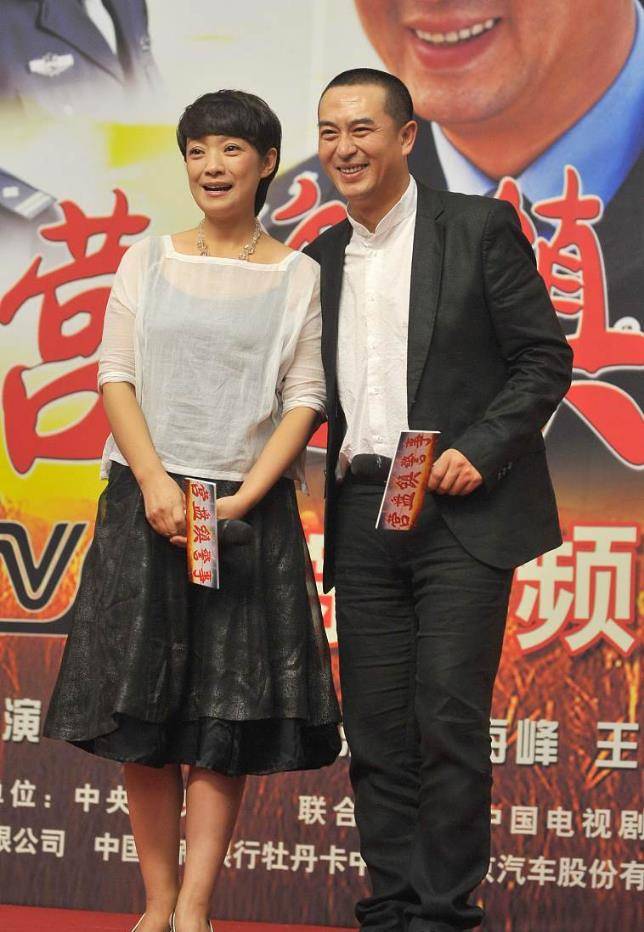 颜色|张嘉译的妻子看着真温柔，俩人并肩笑得真开心，黑白造型更有气质