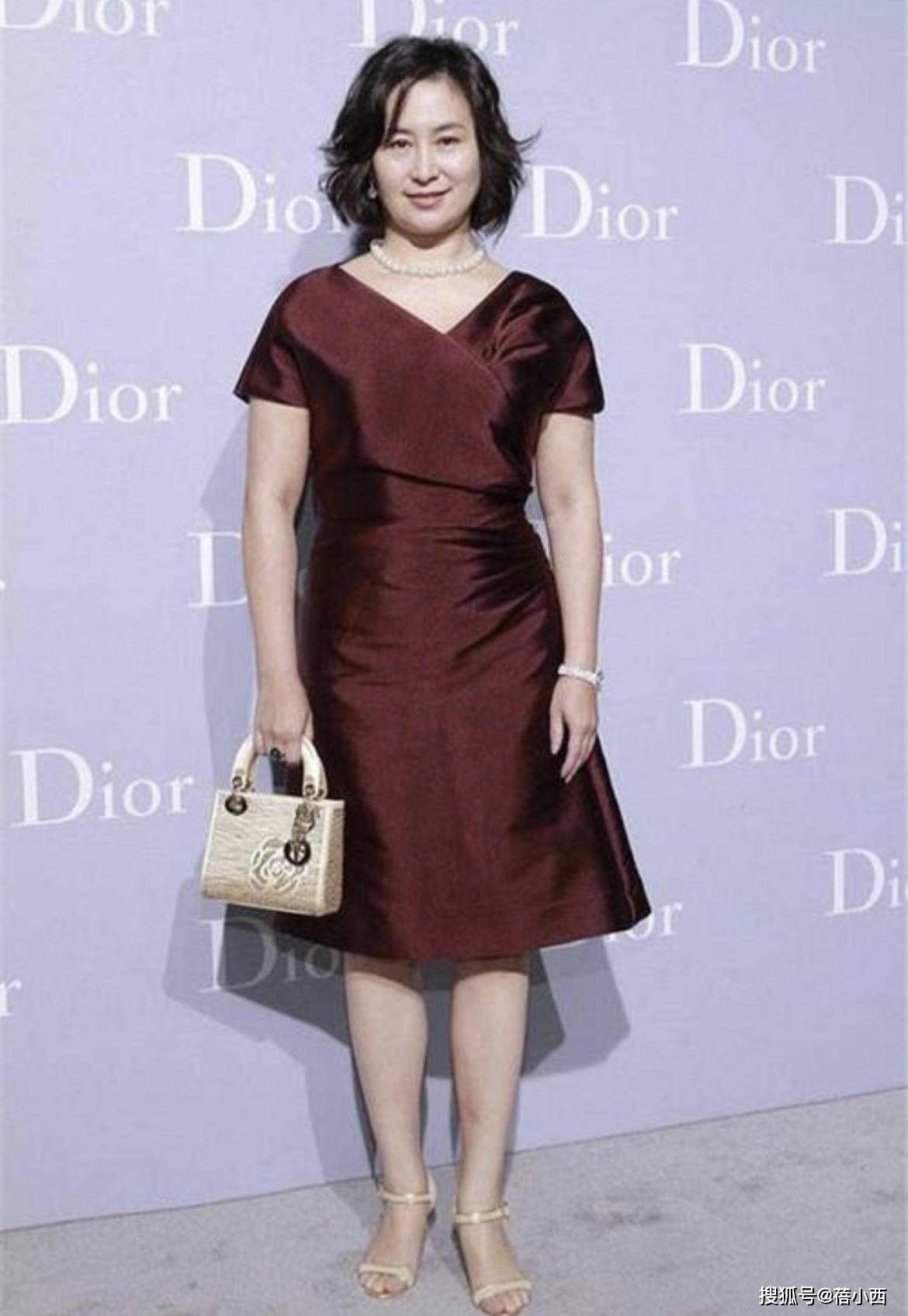 一手|何超琼不愧是赌王一手带大的女儿，穿亮片裙戴皇冠，像个大公主