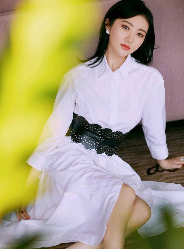 显得|林依轮夫妇游西湖，妻子不愧是当过超模，素颜搭配衬衫都这么抢镜