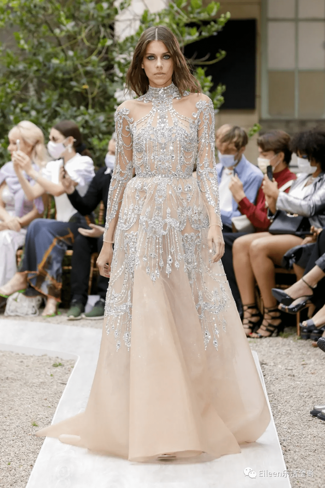花朵|女星内卷必争？这场撒钱的盛宴到底有什么好看？