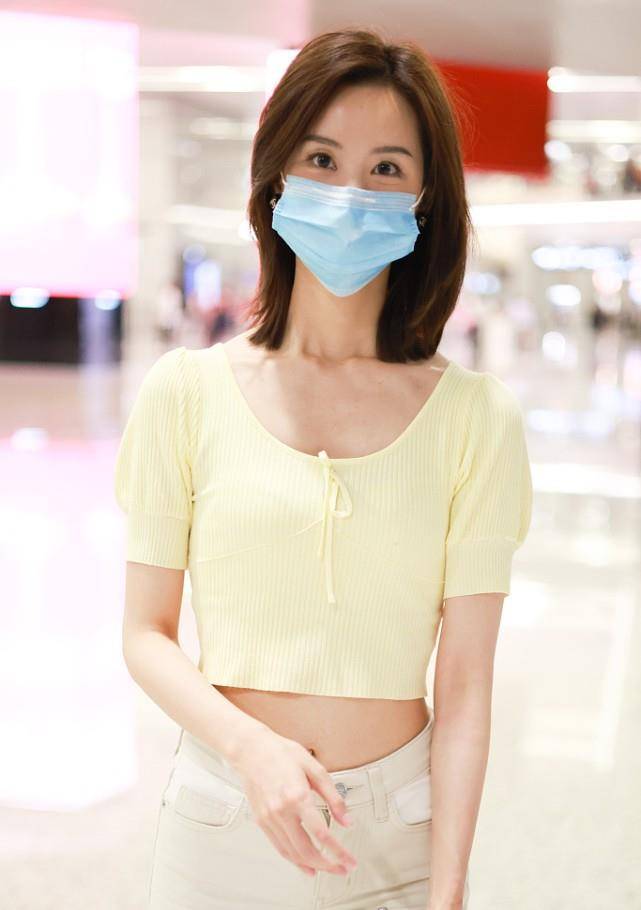 进行|陈都灵的清纯长相刻在了大家心里，温柔风穿搭更是细腻，太青春了