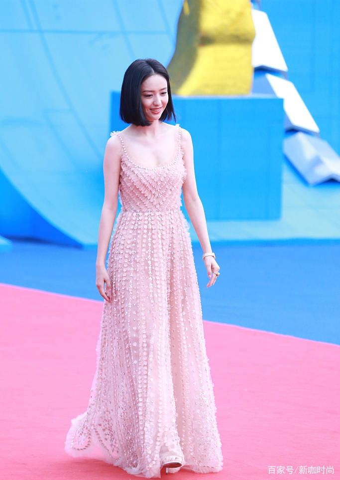 黑色|成龙电影周女星齐斗艳,刘亦菲佟丽娅风情各异,徐帆张蓝心拼过头