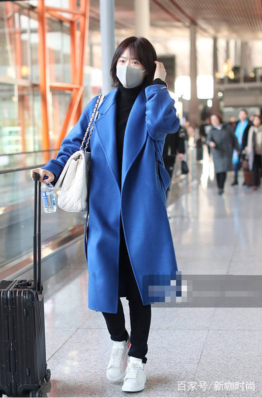 蓝色|瘦了的蒋欣撞脸谢娜?穿蓝色大衣彰显优雅气质,满满的女人味