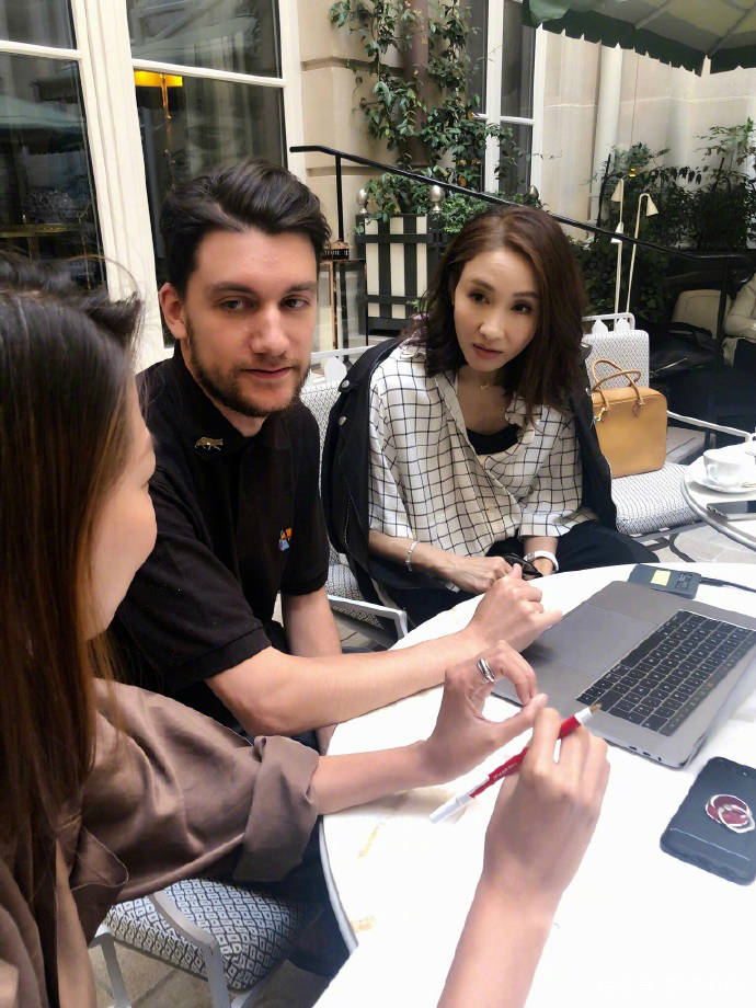 戴一|10亿阔太黎姿罕见秀美背，穿吊带花叶长裙，48岁身材真养眼