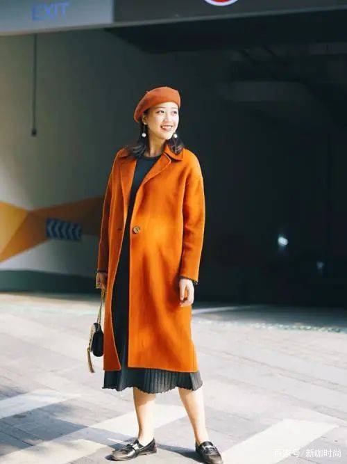 面料|郑佩佩女儿晒孕期美照，穿一字肩灰裙娴雅又温柔，纤瘦体态惹人羡