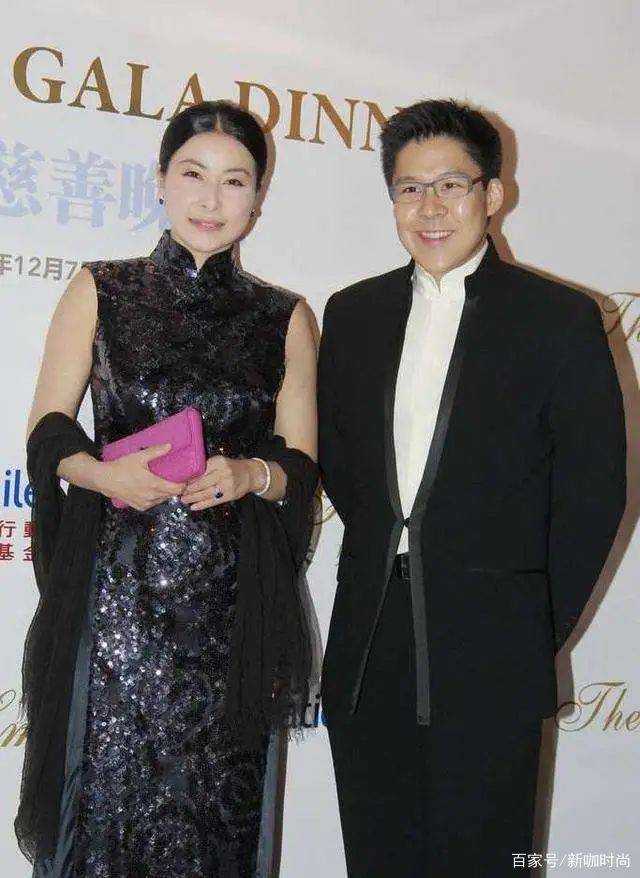 都说|都说郭晶晶旺豪门，看她这身白色斗篷装，肌肤娇嫩似少女