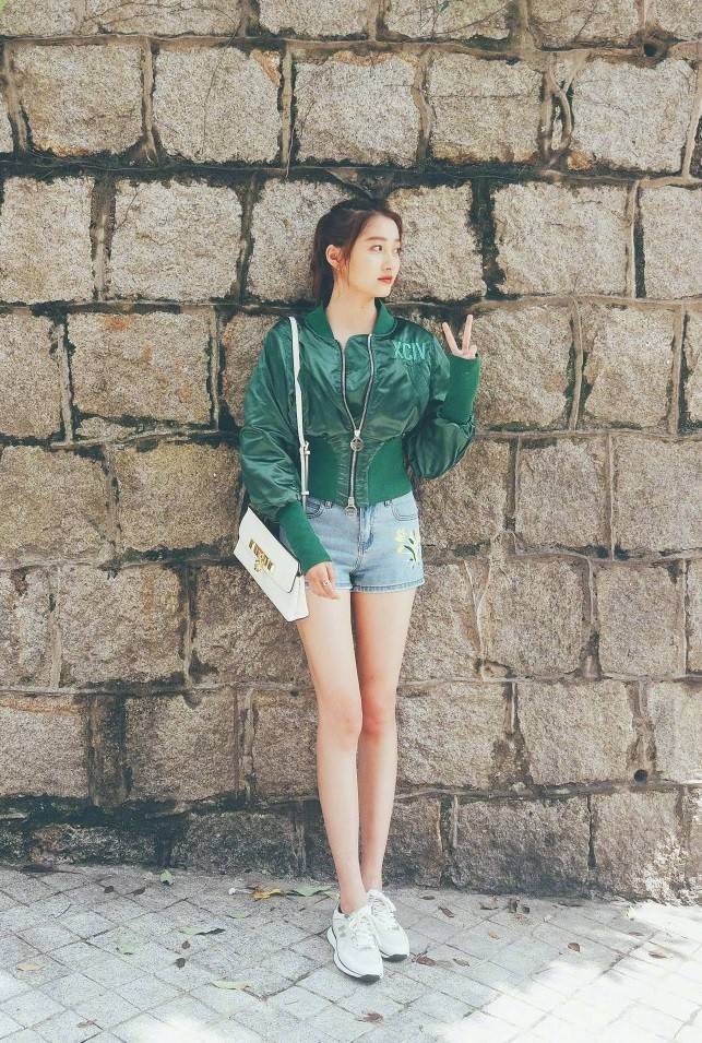 杀手|关晓彤真是合照杀手,江疏影和她同框都没赢,格格穿短裤腿太长