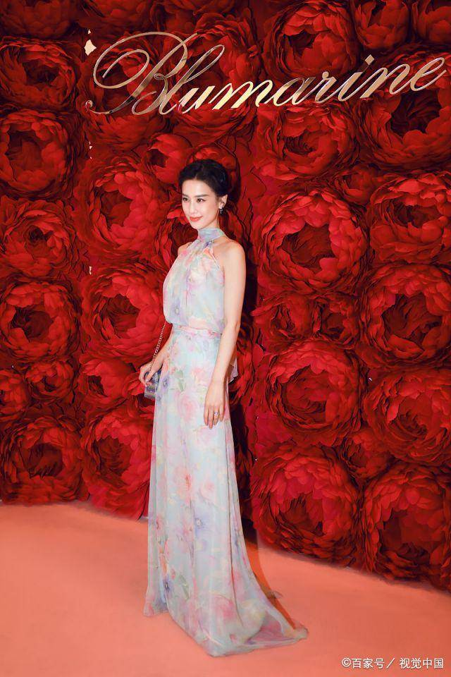 黄圣依|37岁黄圣依扮嫩成功,粉色上衣搭超短裤,时髦高级两不误