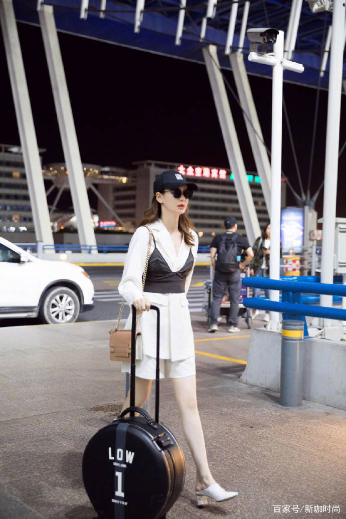 都懂|牛仔背带裤就得像戚薇这么穿！学会这个技巧，耍帅卖萌两不误