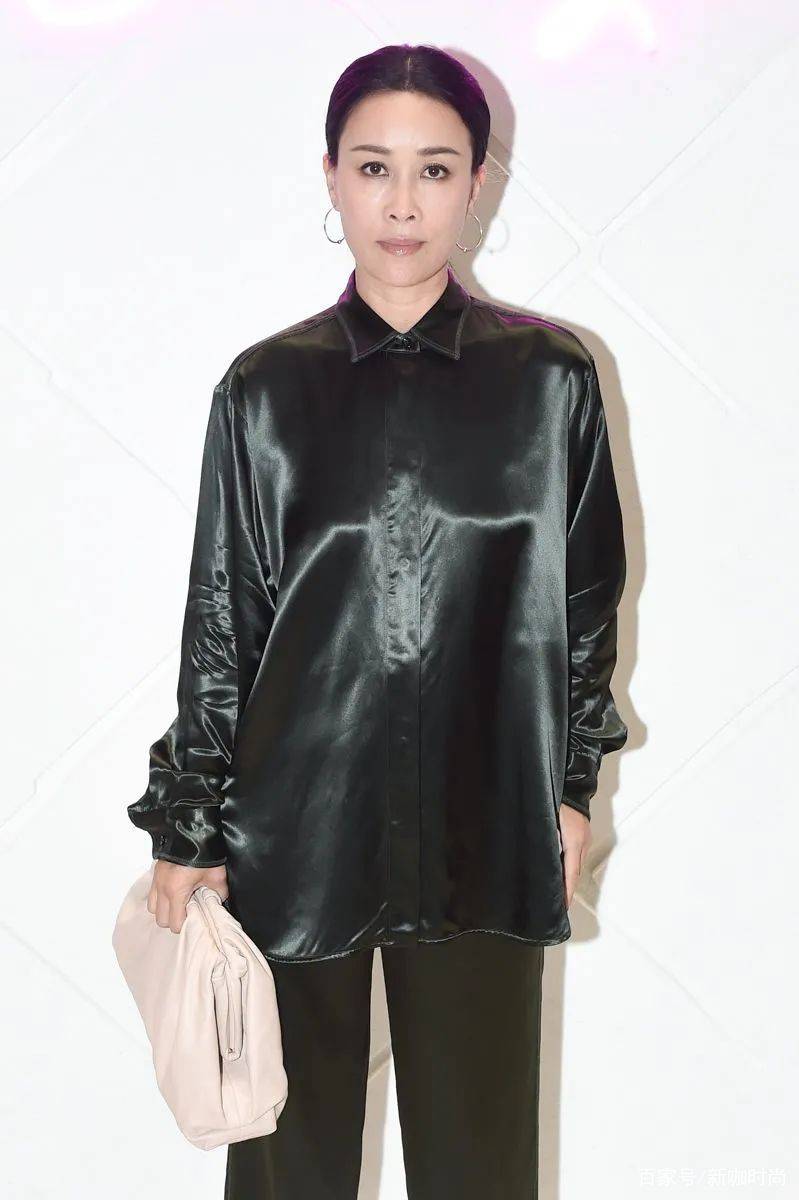 样式|那英演绎别样时尚,简约黑T搭超宽牛仔裤,居然意外显腿长