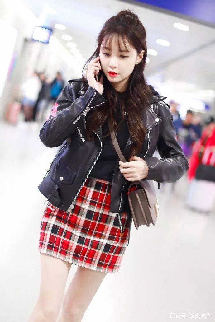 牛仔|沈梦辰困成这样赶飞机，黑白搭休闲又时髦，屡屡揉眼呆萌感十足