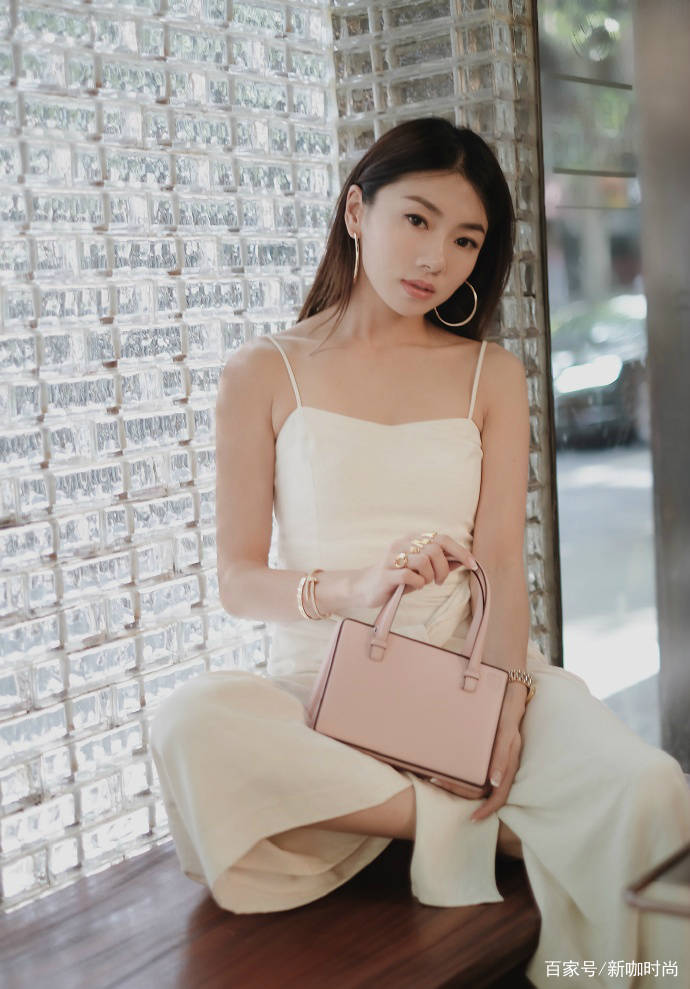 吊带|郑恺前女友程晓玥如今也穿得这么省布料，睡衣款吊带大秀美腿