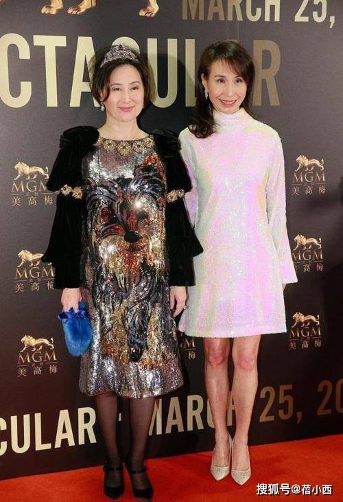 一手|何超琼不愧是赌王一手带大的女儿，穿亮片裙戴皇冠，像个大公主