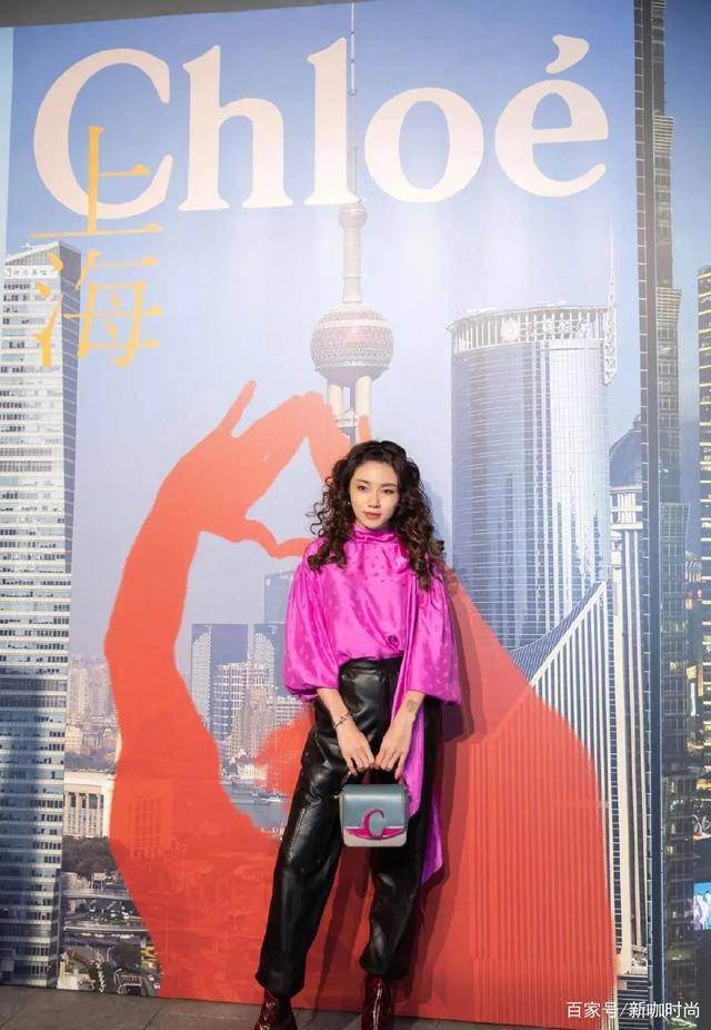 样式|郑恺前女友程晓玥晒美照，穿休闲上衣露半边香肩，时尚又高级