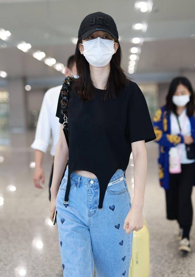 好身材|乔欣是只穿了制服的上半身吗，衣服下垂两条布，感觉像是少了点啥