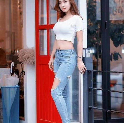 样式|美女穿搭:小姐姐爱穿清秀唯美的紧身牛仔裤,身材惹火,演绎休闲时尚的甜美