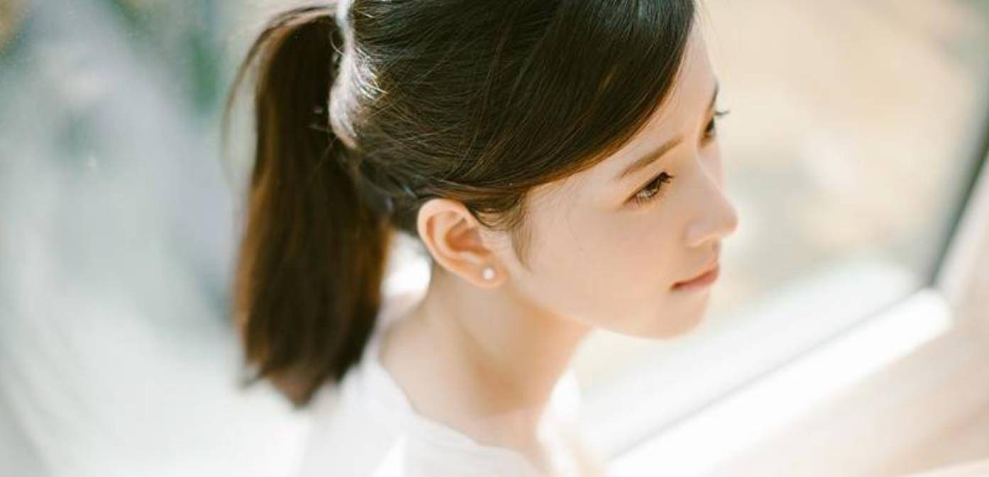 形象|章泽天早期清纯写真真是“绝绝子”,面容青涩,感觉还挺娇弱的