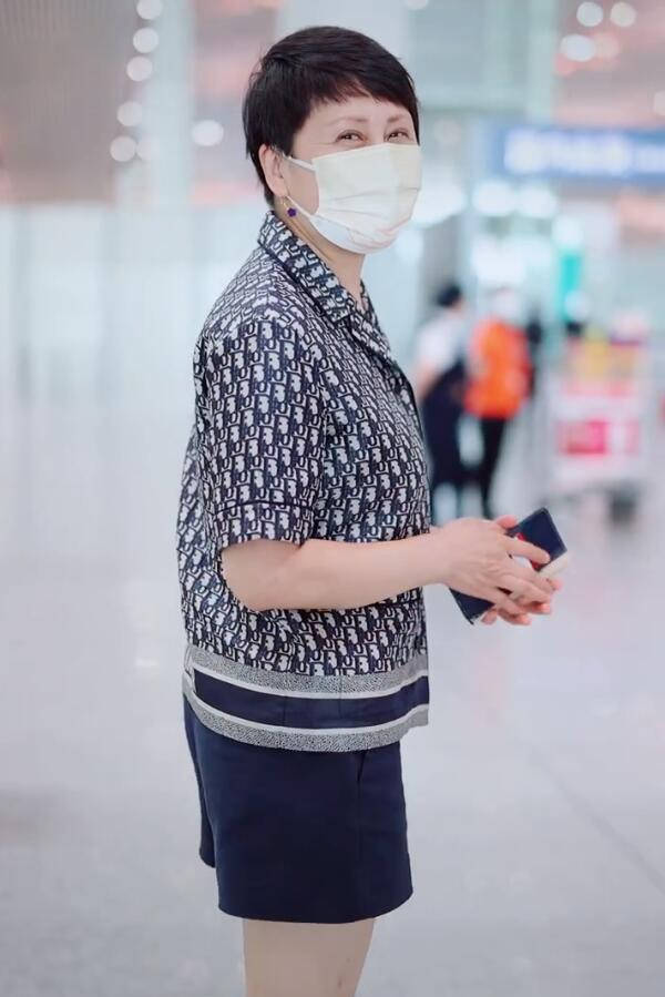 整体|张凯丽走机场像大妈遛弯,大裤衩配拖鞋,2万家居服穿出睡衣味道